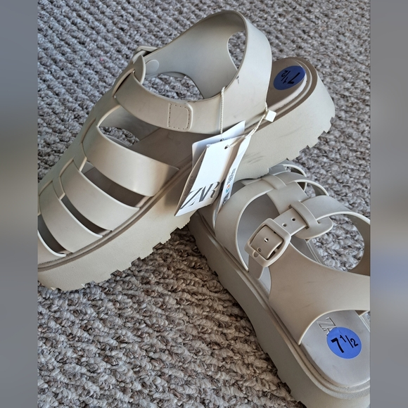 ZARA Chunky Platform Sandals – Beige – SHOE IS 10.5 NWT BLUE LABEL IS INCORRECT - Picture 2 of 8